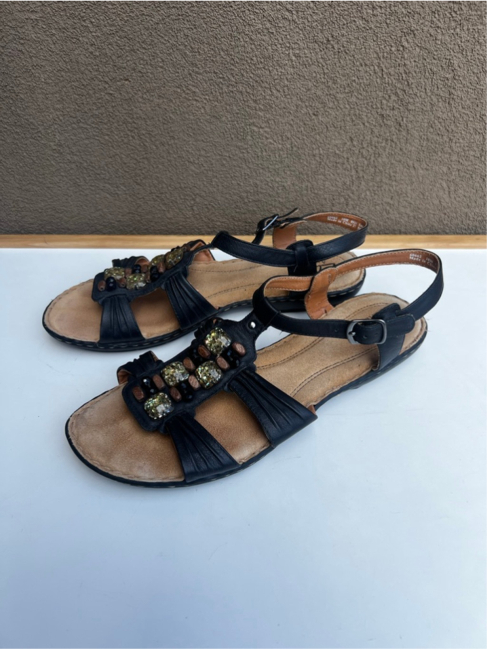 Clarks Artisan Black Leather Beaded Flat Sandals Size 10 Ankle Strap Comfort - Picture 3 of 8